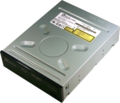 State cercando un drive che faccia tutto? Plextor propone questa soluzione SATA, in grado di leggere, scrivere e riscrivere: Blu-ray discs, DVD e CD. Inoltre  in grado di leggere anche gli HD DVD-ROM.