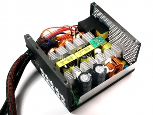 Fractal Design Newton R2 1000W 3. Interno: Componentistica & Layout 2