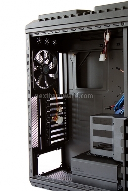 Cooler Master HAF X 3. Visto da vicino - Interno 4