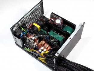 Corsair TX950 Watt 3. Interno: Componentistica & Layout 4