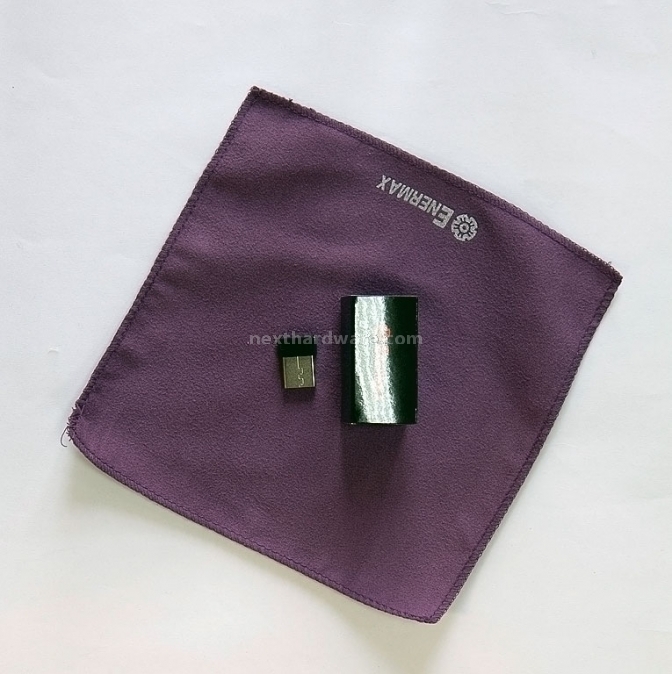 Enermax Acrylux - tanta eleganza in 9,2 mm di spessore 1.Imballo ed accessori 6