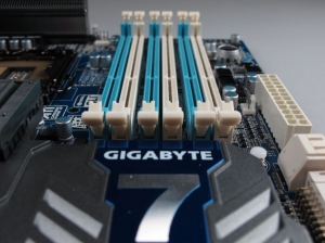 Prime foto della Gigabyte GA-X58A-UD9 7