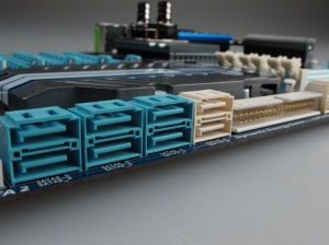 Prime foto della Gigabyte GA-X58A-UD9 9
