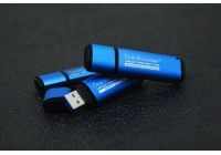 Crittografia hardware con certificazioni FIPS 140-2 di Livello 3 e FIPS 197 per i nuovi Flash Drive.