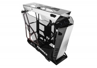 Alluminio e vetro temperato per il racing case del produttore taiwanese. 