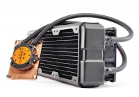 Radiatore in rame da 360mm e pompa evoluta per smaltire sino a 500W di TDP.