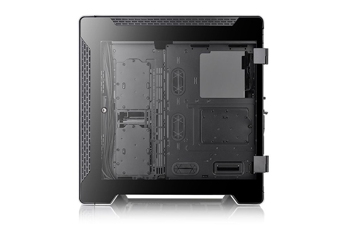 Thermaltake introduce il case A700 4