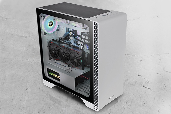 Thermaltake presenta il case S300 TG 5