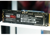 Un SSD PCIe 4.0 in grado di raggiungere velocità di 6500 MB/s in lettura e 5000 MB/s in scrittura, con V-NAND MLC e capacità massima di 1TB.