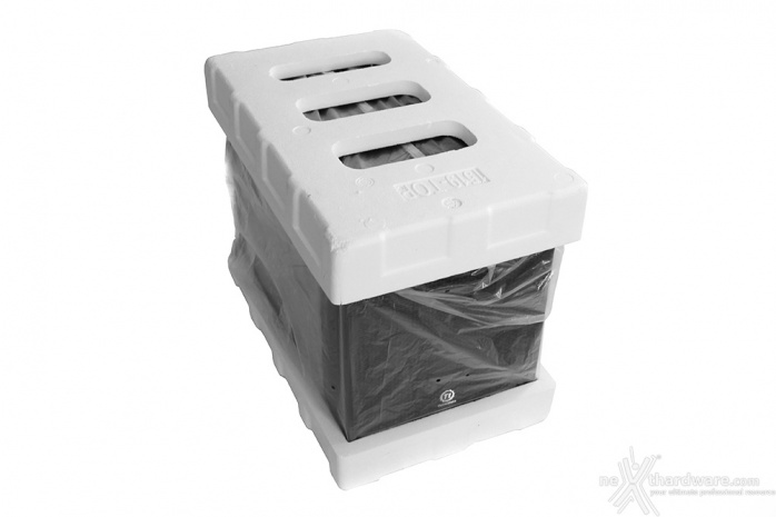 Thermaltake Core X9 1. Packaging & Bundle 2