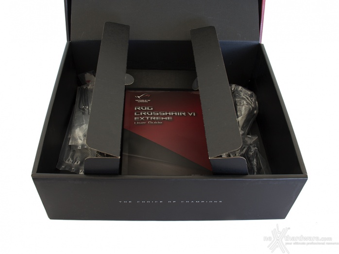 ASUS ROG CROSSHAIR VI EXTREME 1. Packaging & Bundle 4
