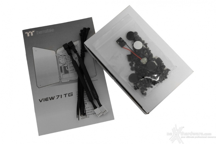 Thermaltake View 71 TG 1. Packaging & Bundle 4