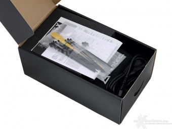 Antec HCG1000 Extreme 1. Packaging & Bundle 4