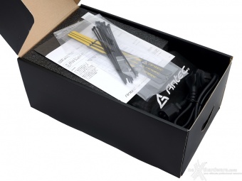 Antec Signature Titanium 1000 1. Packaging & Bundle 4