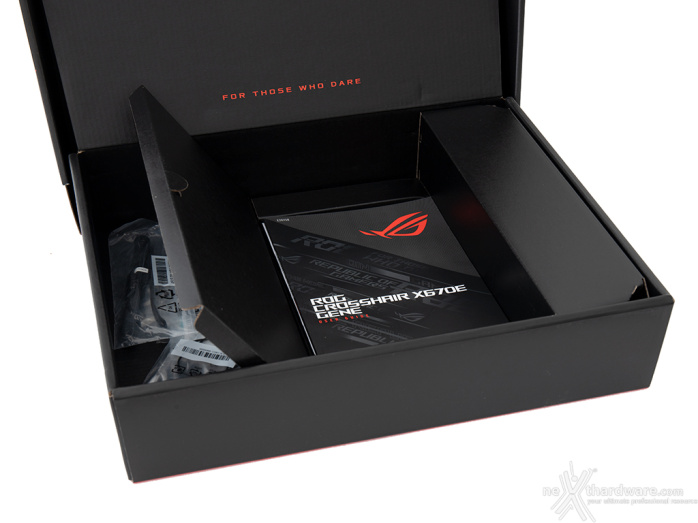 ASUS ROG CROSSHAIR X670E GENE 2. Packaging & Bundle 5