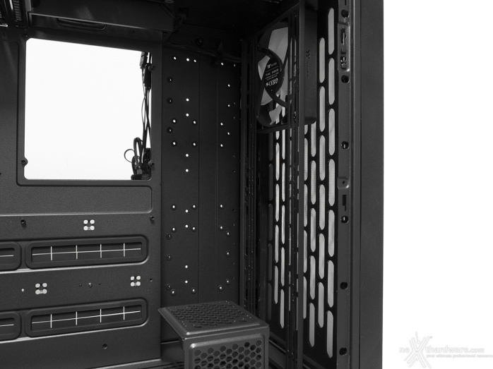 Thermaltake CTE C750 TG ARGB 3. Interno 4