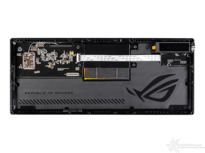 ASUS ROG Azoth 4. Vista da vicino - Teardown 5