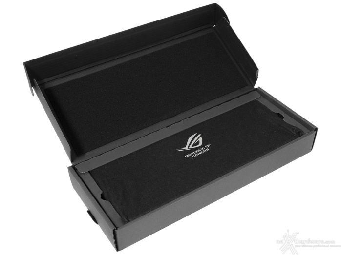 ASUS ROG Falchion RX Low Profile 1. Packaging & Bundle 4