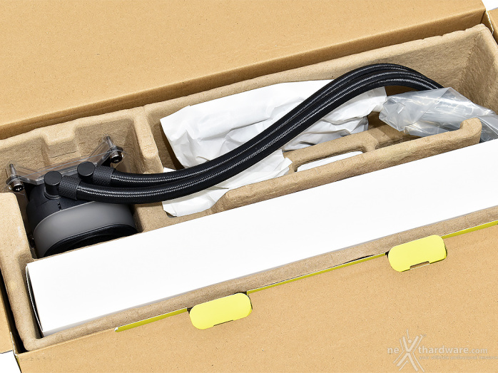 CORSAIR iCUE LINK TITAN 360 RX RGB 1. Packaging & Bundle 4