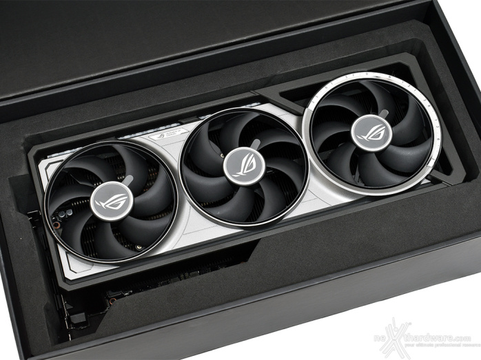 ASUS ROG Astral GeForce RTX 5090 OC 2. Packaging & Bundle 5