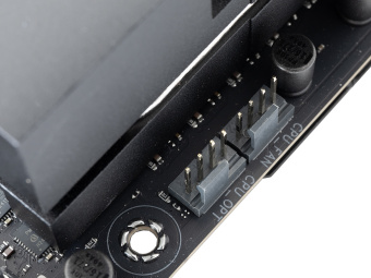 ASUS ROG CROSSHAIR X870E APEX 6. Caratteristiche peculiari 7