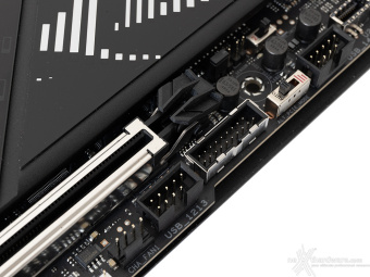 ASUS ROG CROSSHAIR X870E APEX 5. Connettività 15