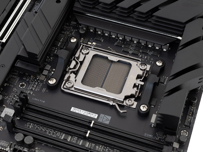 ASUS ROG CROSSHAIR X870E APEX 3. Vista da vicino - Parte prima 7