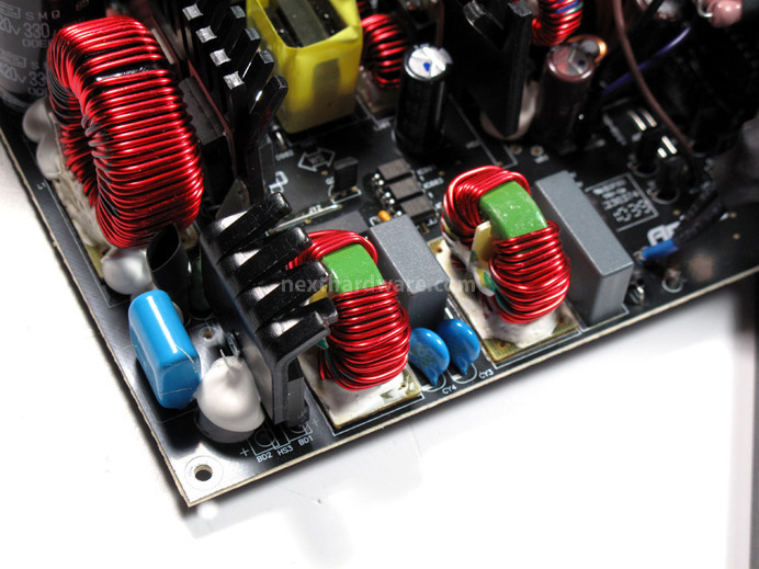 Antec High Current Gamer 900 watt 4. Interno: componentistica & layout 3