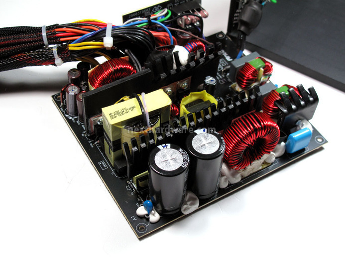 Antec High Current Gamer 900 watt 4. Interno: componentistica & layout 1