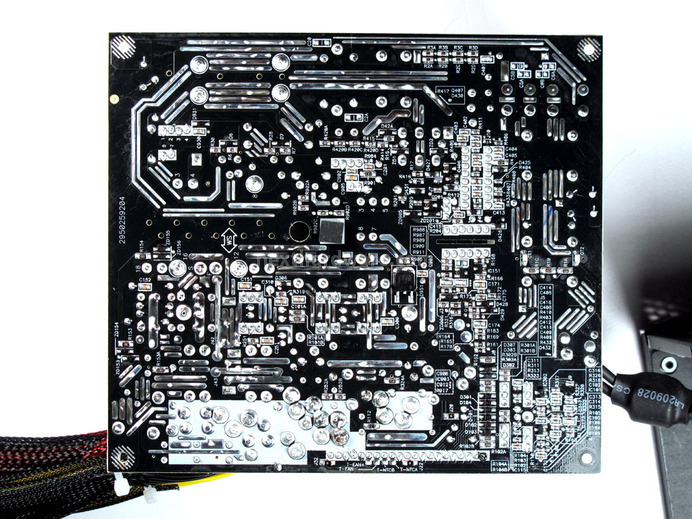 Antec High Current Gamer 900 watt 4. Interno: componentistica & layout 10