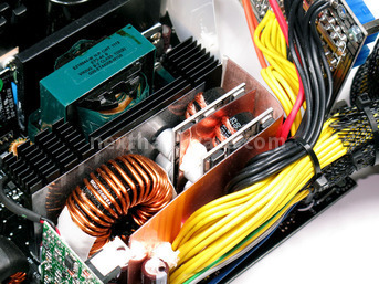 Corsair Professional Series HX1050 Watt 4. Interno: componentistica & layout 7