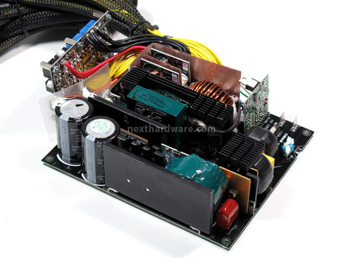 Corsair Professional Series HX1050 Watt 4. Interno: componentistica & layout 2