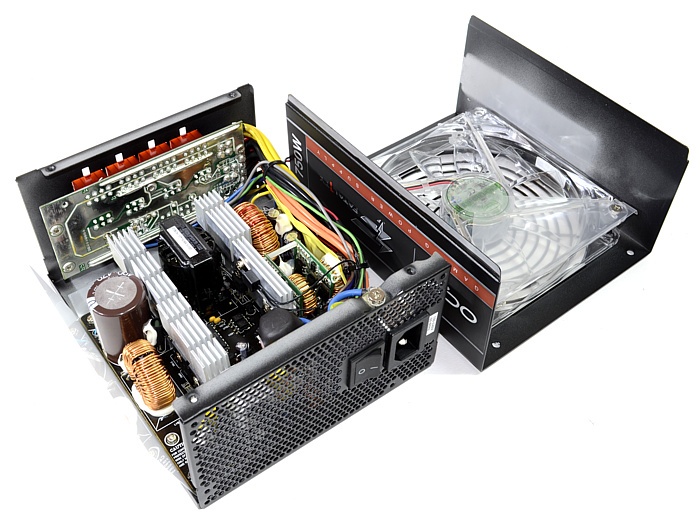 OCZ Fatal1ty 750W 3. Interno: come è fatto 1