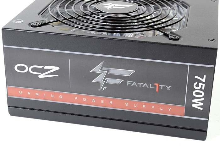 OCZ Fatal1ty 750W 2. Visto da vicino 3
